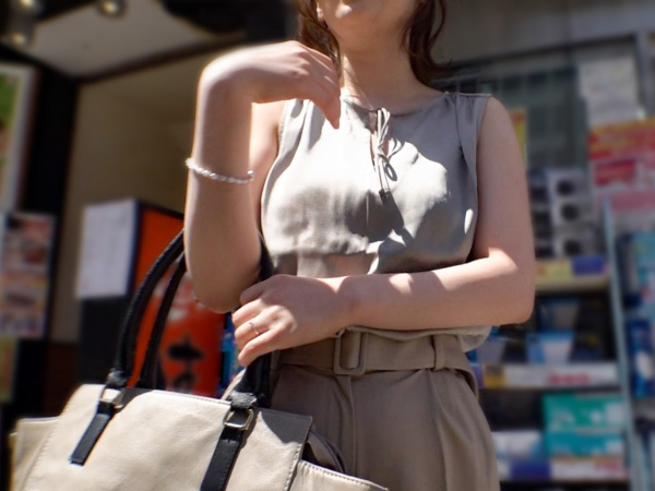 【人妻の危険な火遊び】『もう我慢できない…』30代美尻妻がTバック姿で誘惑！夫以外の硬いチ●ポに溺れ、子持ちとは思えないほど激しく腰を振る！禁断の快楽に悶える人妻の淫乱セックス♡