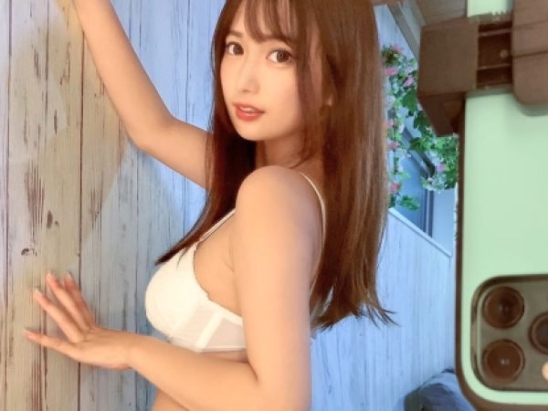 【三十路ビッチ妻の危険な遊び】誰でもOKの超絶淫乱奥様、クンニ＆電マオナニーで大興奮！生チ○ポを咥え込み、不倫セックスで乱れまくる！人妻の淫らな本性が爆発！