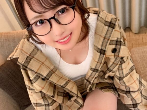 【裏切り浮気SEX】『ごめんね…彼氏じゃない人と…』色白パイパンのメガネ女子が禁断のハメ撮り！彼氏以外の硬いチ●ポで激しく突かれ、膣奥まで犯されちゃう！