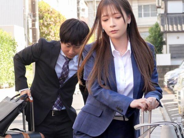 【逆寝取りセックス】出張先で女上司が後輩君を誘惑！「彼女のより気持ちいい？」と挑発しながらチ○ポを貪る痴女化搾精プレイ！相部屋で繰り広げられる寝取りエロがヤバい♡